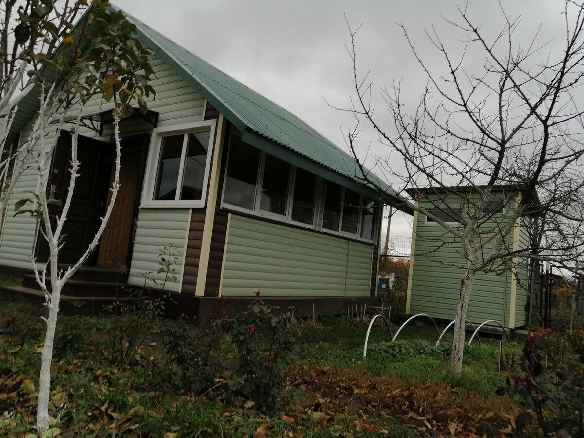      ЭТО НАШ ДОМИК И ДУШ (с горячей водой). ВСЕ СДЕЛАНО РУКАМИ МОЕГО МУЖА САМОСТОЯТЕЛЬНО.