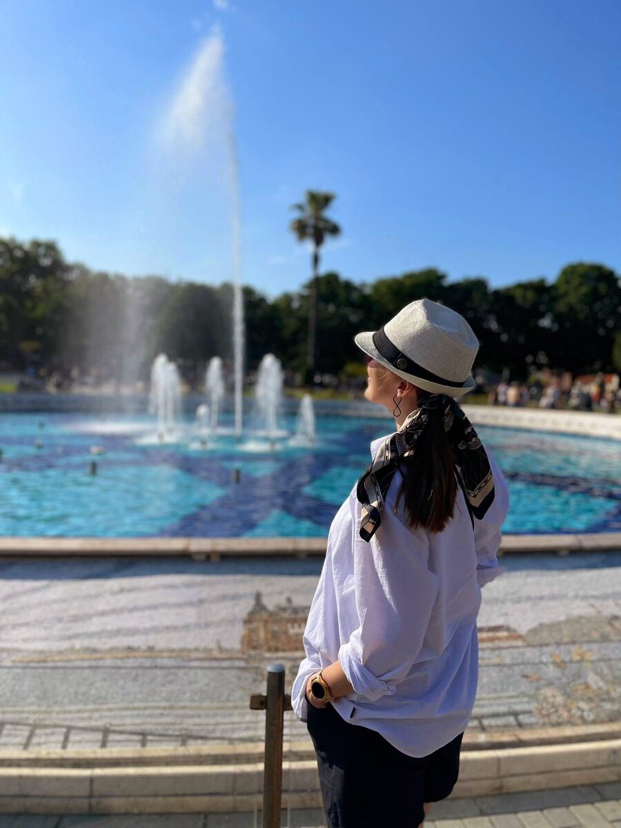 В жару приятно посидеть у фонтана. Главное, не в 12 дня