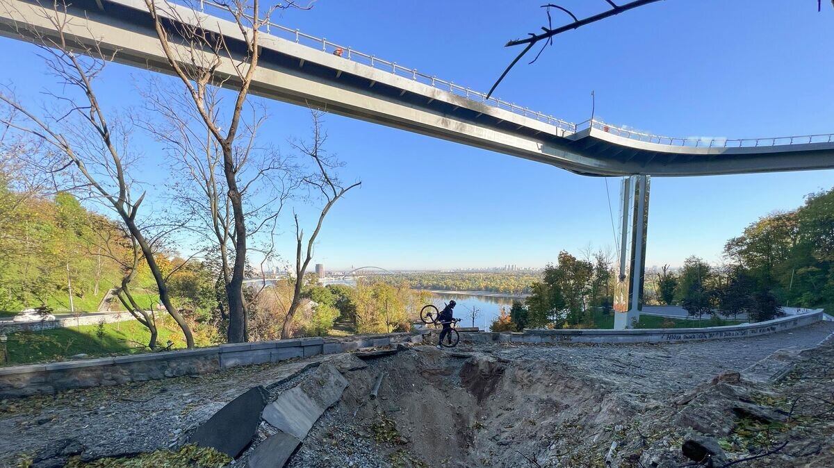    Пешеходный мост в центре Киева, поврежденный взрывом© AP Photo / Efrem Lukatsky
