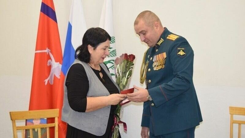     В городе Камышине Волгоградской области матери военного Алексея Караваева вручили Орден Мужества. Он увел потерявший контроль автомобиль от основной колонны машин сослуживцев.