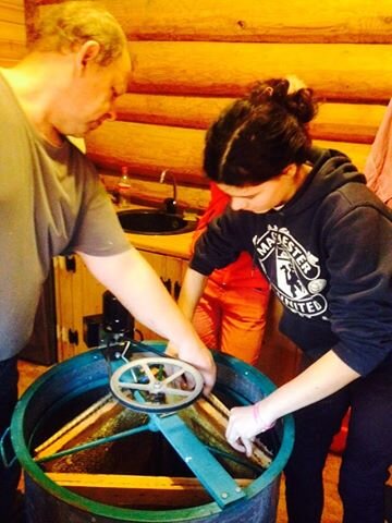 Откачка мёда с детьми на переделанной медогонке под рамку 460мм