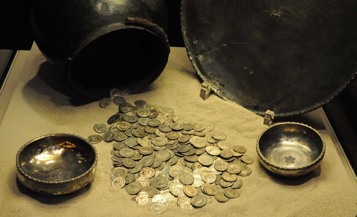 казна римских. деньги в древности. старинный клад. казна государства. королевская казна.