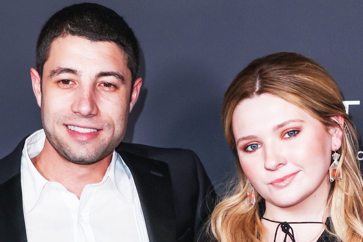     «Я вышла замуж»: звезда фильма «Маленькая мисс Счастье» Эбигейл Бреслин сыграла пышную свадьбу