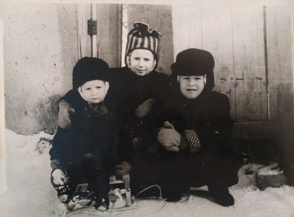 Фото из семейного архива. Тома, я и Толик. Январь 1957 года.