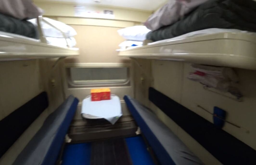 Купе. Полки сложены и чистое белье просить не нужно, Все на месте