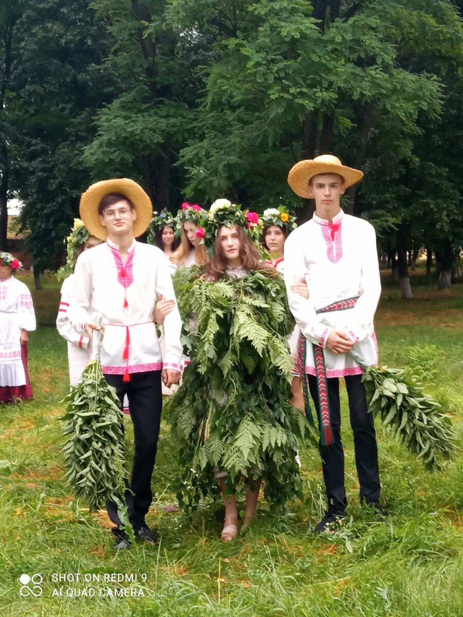 Старинный обряд «Проводы русалки» агрогородка Великий Бор Хойникского района в 2016 году включён в Государственный список нематериальных историко-культурных ценностей Республики Беларусь. 27 июня 2021 года, через неделю после Троицы, в последний день русальной недели, в агрогородке Великий Бор Хойникского района прошёл обряд «Проводы русалки». Его инициаторы и участники: жители деревни, среди которых местная молодёжь, клубные работники филиала «Великоборский центр досуга» ГУК «Хойникский районный дом культуры». Эта фольклорно-обрядовая традиция также востребована и пользуется популярностью среди молодёжи города Хойники и Хойникского района. И это не случайность. Люди старшего поколения уходят от нас, а вместе с ними уходят остатки древнего мировоззрения, древней цивилизации. Великоборцы из поколения в поколение на протяжении веков сумели сохранить свой обряд и донести его до нашего времени. «Проводы русалки» остаются не только для его носителей, но и для нас, современников, актуальным историческим и культурным событием. Мы – современные люди, но сохраняем старинные легенды, предания, не зная их истинных причин, а причины лежат в мифологии и мифологических образах. Сохранилась старинная легенда, связанная с русалкой. Народная молва гласит: когда-то люди верили, что ребёнок, которого не окрестили, умрёт – «пойдёт в русалку». Собрались тогда сельские женщины после Троицы и решили «провести русалку». Одного парня нарядили «священником», сами переоделись, пели, веселились. Когда шли по деревне, то вышел к ним старый житель и говорит: «Зачем вы русалку дразните? Не надо этого делать!» Не послушались его люди и всё равно играли в русалку, «крестили» её. После этого появилась страшная туча, спряталось солнце. И вдруг пошёл сильный град, который побил в огородах весь урожай. Вот только огород того человека, что заступился за русалку, как будто кто-то оберёг – посевы остались невредимыми. С того времени, чтобы умилостивить русалку, чтобы не было града и не умирали маленькие некрещённые дети, люди начали делать «проводы» русалке. Структура проведения обряда «Проводы русалки» в агрогородке Великий Бор в целом соответствует многовековой традиции, что подтверждает её статус нематериальной историко-культурной ценности Беларуси. В тот летний вечер, 27 июня 2021 года, гости могли совершить увлекательное путешествие в сивую глубину веков, побывать на воскрешении вековой традиции, ярком ритуальном календарно-земледельческом празднике, что связан с урожайностью белорусской земли. «Провести русалку» пришли многие жители деревни. По старой традиции великоборцы выбрали на роль русалки свою землячку, молодую незамужнюю девушку – Викторию Хорошко. Проведение обряда, его ритуальные действия начались ещё до захода солнца, в 19 часов вечера. Участники собрались на поляне, где под песни плели маленькие веночки и один большой. Потом стали наряжать девушку «в русалку». Её одежда – веточки и листья деревьев, папоротника и хмеля. Шествие во главе с «русалкой» прошло по деревне, направляясь к полю. Русалка с охраной – молодыми парнями, которые могут ужалить «крапивой», если нашлись бы желающие дотронуться до неё. Вслед за ними шли молодые девушки, которые несли большой обрядовый венок, пожилые женщины с маленькими обрядовыми веночками на голове. В их исполнении можно было услышать старинную обрядовую песню «Проведу русалочку да бору…». Возле поля участники обряда разожгли большой костёр. Великоборцы – молодёжь, «охранники» русалки – прогоняли её далеко в рожь, где сняли с неё венок, разорвали зелёную «одежду» и после убежали от русалки, которая гналась за ними. Когда «проводили русалку», все вместе собрались у костра, возле которого с песнями водили хороводы, прыгали через него. Участницы обряда трижды освятили над огнём большой обрядовый венок и свои маленькие веночки, разорвали большой венок и раздали всем желающим, которые потом разбросали его остатки на грядках, в своём огороде, среди растущих огурцов, капусты, картофеля, чтобы был хороший урожай. Владелицы маленьких веночков также с этой целью унесли их на свои приусадебные участки. Так жители агрогородка Великий Бор с помощью аграрно-магических действий обряда «Проводы русалки» из года в год осуществляют свою мечту о хорошем урожае, о достатке, о благополучии крестьянской семьи с верой и надеждой, как и сто, и более лет тому назад их предки из года в год собирались вместе, чтобы провести русалку. Наша встреча с древностями не случайна. Архаика дохристианских мистерий – извечный круговорот жизни, в котором и мы с вами, современные люди. Несмотря на то, что обрядность и поэзия русальной недели, как и сам обряд, таинственные и загадочные, «Проводы русалки» – одна из прекрасных и поэтических страничек белорусского земледельческого календаря.