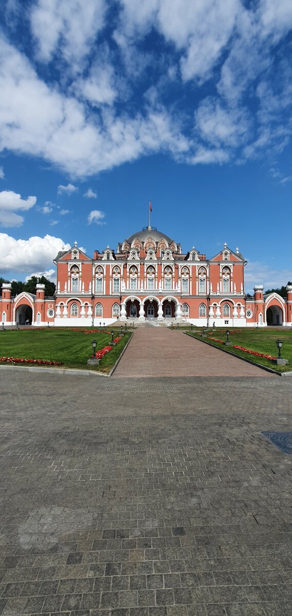 Главный вход. 
