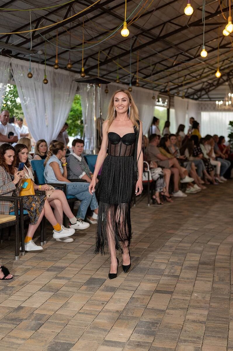 На этом фото я участвую в первом для меня модном показе, который проходил в нашем городе. Волновалась, но эмоции от дефиле, фотопозирования и комплиментов всё перекрыли в сотни раз.