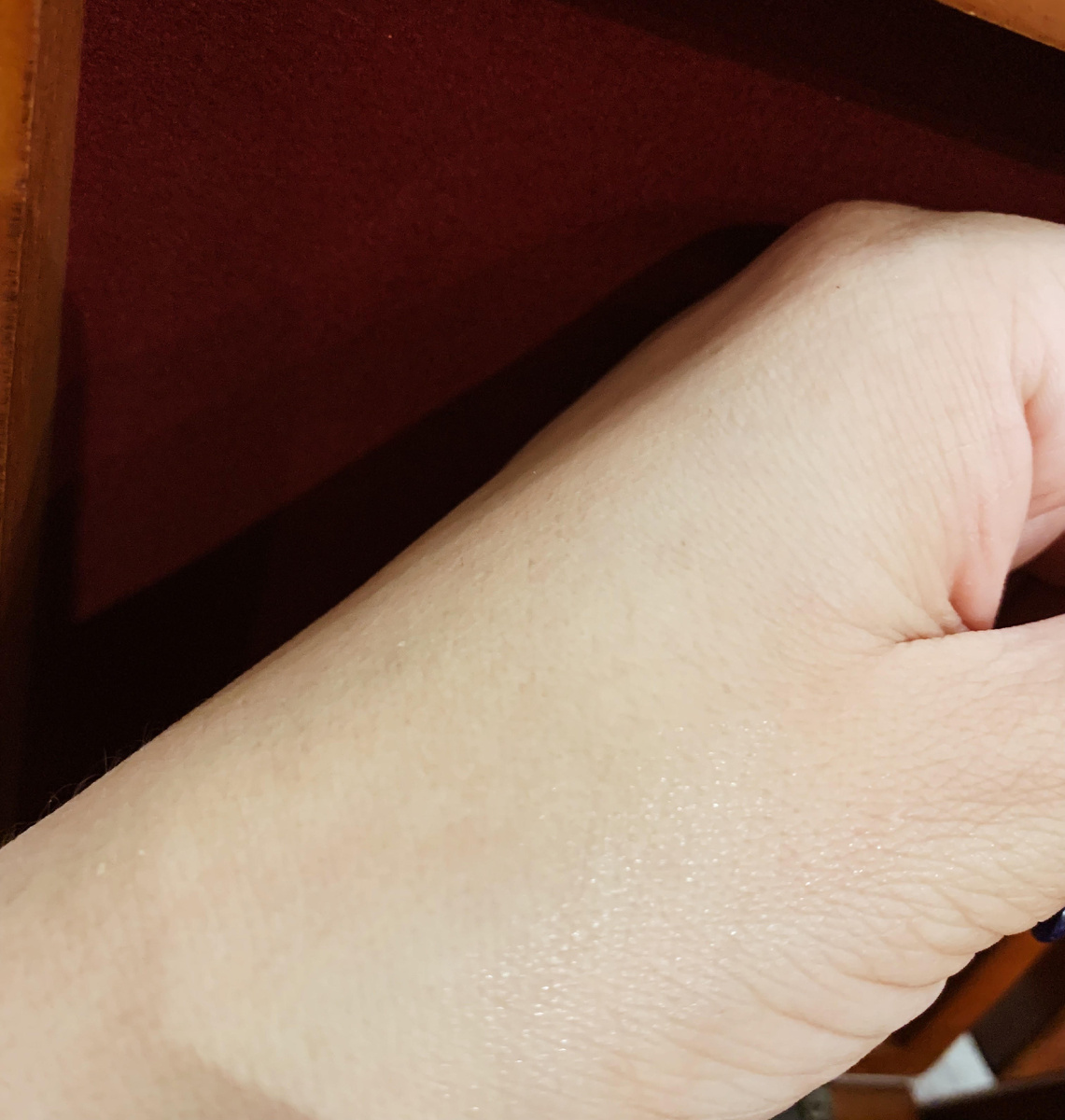 При нанесении практически сразу же незаметно