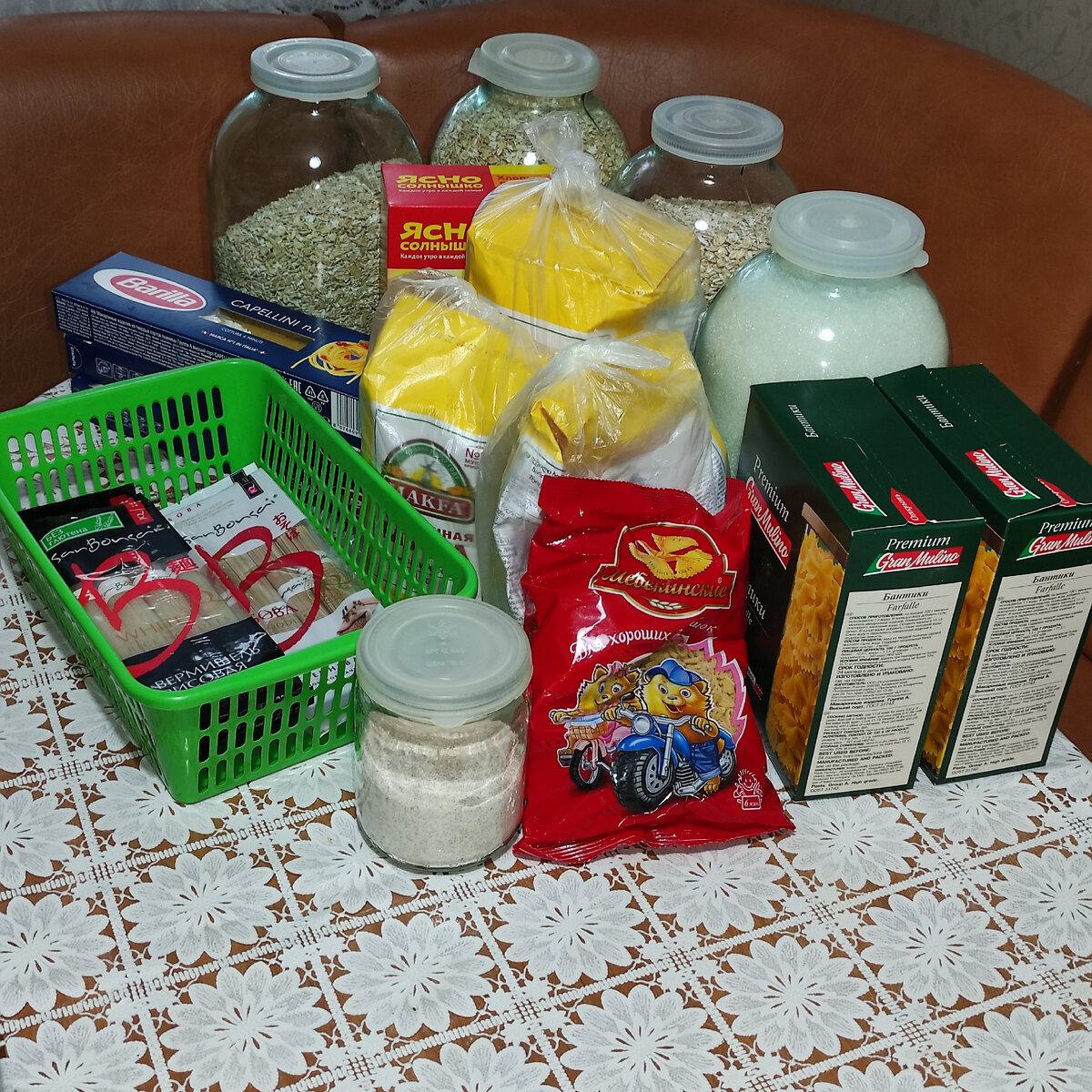 Геркулесовой крупы у меня много, муки пшеничной тоже, макаронных изделий и сахарного песка точно хватит.