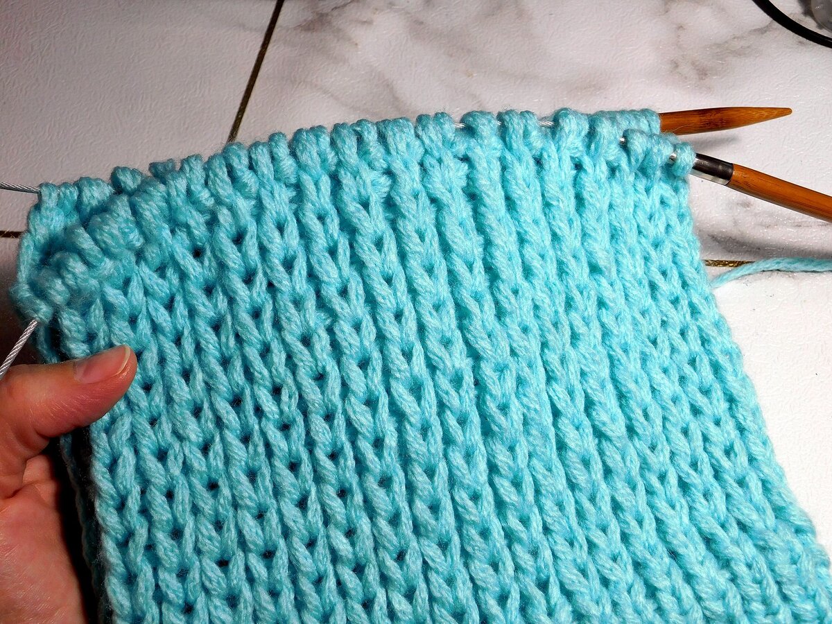 Самая пышная резинка спицами. Красивая резинка спицами для шапки по кругу. Шапка пышная резинка по кругу. Вязание спицами пышная резинка. Пышная резинка спицами.