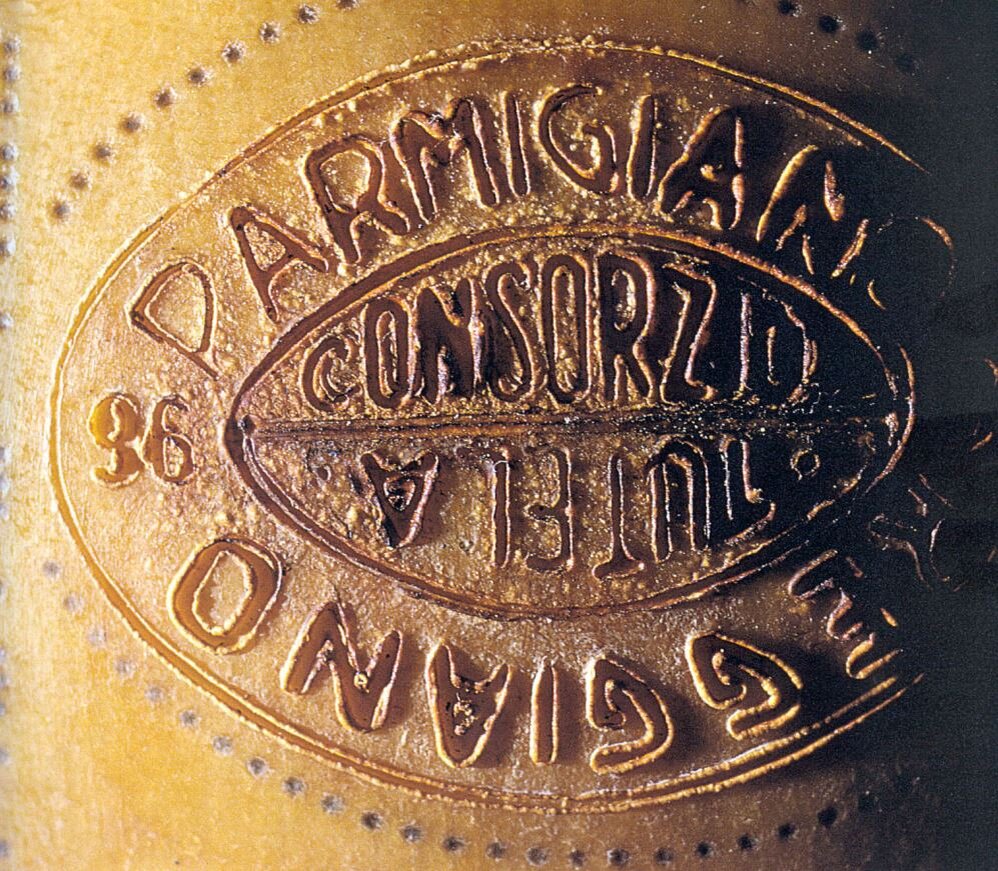 Сыр Parmigiano Reggiano - самый фальсифицируемый сыр в мире, имеющий сертификацию DOP и находящийся под защитой Консорциума. Фото из открытых источников сети Интернет.