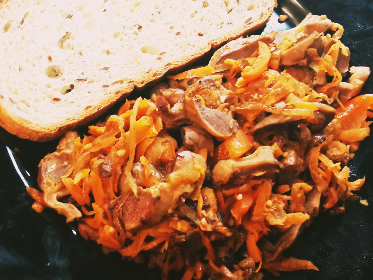 Это автор отварила желудки, нарезала соломкой. На чайной ложке масла спассеровала луковицу полукольцами, , тертую морковку, болгарский перец соломкой, добавила желудки, по щепотке красного перца, муската, имбиря, паприки, кориандра, влила соевого соуса и немного уксуса, чуть-чуть протушила, пока соевый соус не испарился.