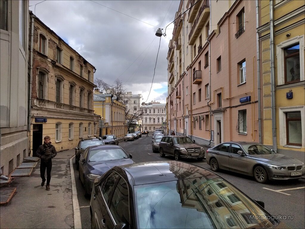 Нижний Кисловский переулок