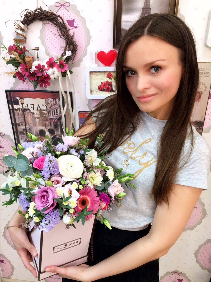 Это я и цветочный подарочек перед его отъездом