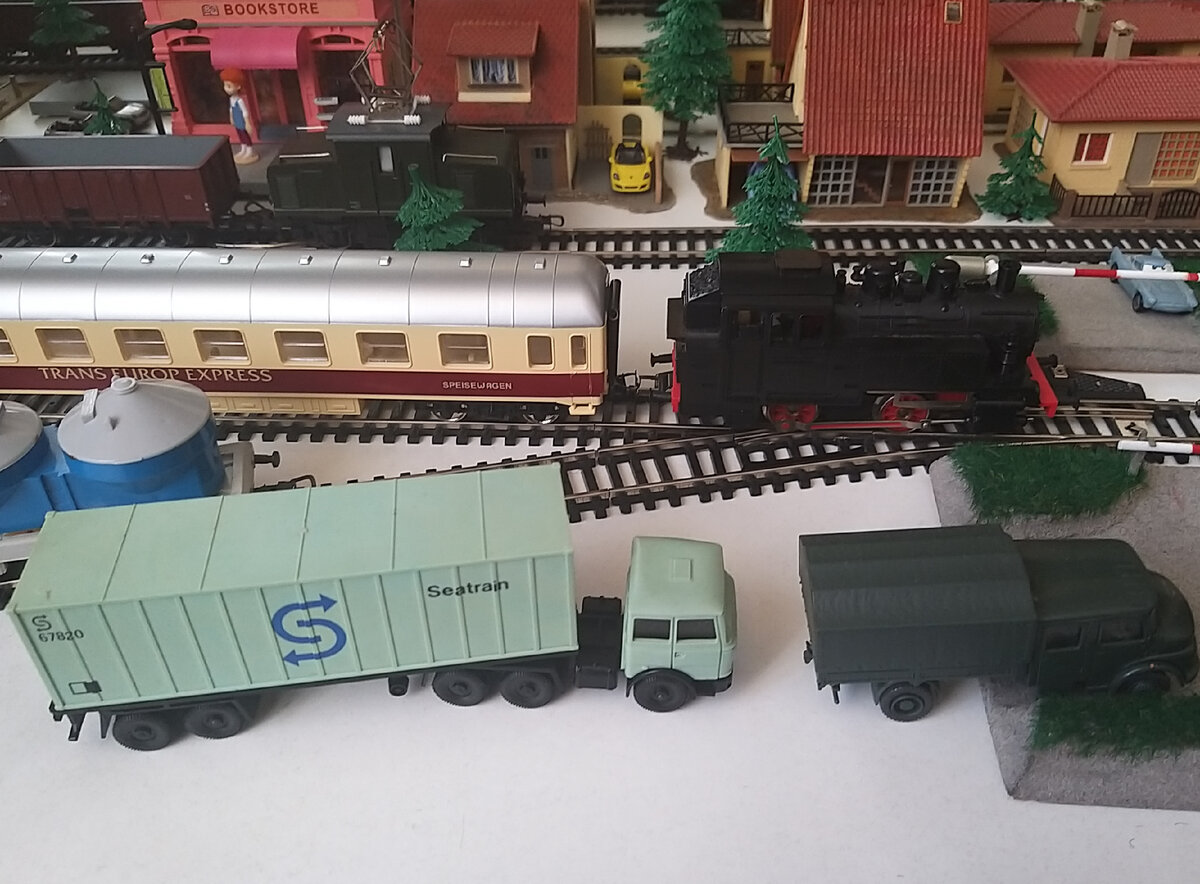 Локомотив Piko в сцепке с пассажирским вагоном фирмы Mehano, фото из личной коллекции