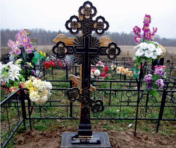 Металлические цветы на кладбище. Искусственные цветы на кладбище. Могильный крест защита от солнца железом. Крест Могильный нержавейка ленточный. Могильный крест фото из металла чертежи фото.