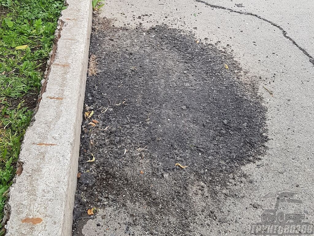 Произвести ямочный ремонт можно разными видами асфальта – например, срезкой