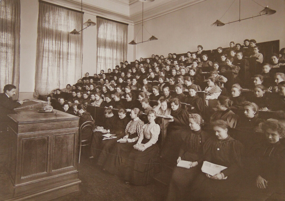 Студентки высших женских курсов в аудитории 