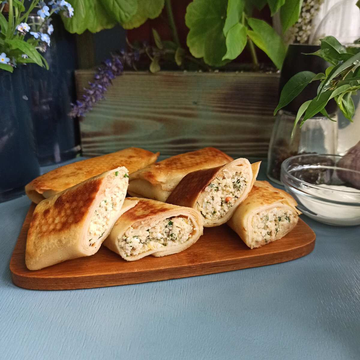 Можно сделать блины с творогом или сыром, можно с яйцами и зелёным луком. Это те же пирожки, только тесто печется отдельно!)