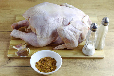 ШАГ 1:
Как сделать курицу гриль в духовке? Подготовьте необходимые ингредиенты. Очень важно правильно выбрать курицу. Вес у нее должен быть не больше 1,5 кг. Желательно покупать охлажденную, так как по замороженной тушке тяжело судить о свежести и качестве мяса. Курица должна быть светлого розового цвета, с нейтральным запахом. Если вы берете домашнюю птицу, она должна быть молодой (меньше года), иначе она не подойдет для запекания.