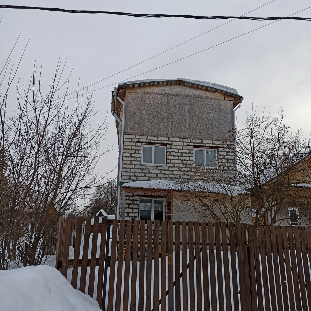 Вот тут видно, как крыша накренилась. 