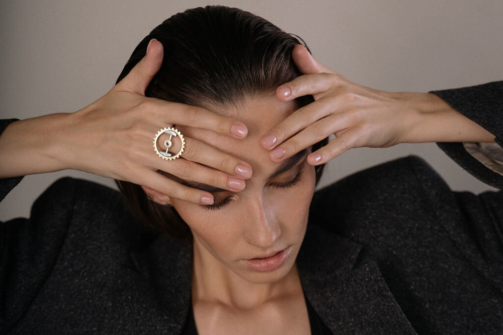 Безразмерное кольцо-шестеренка с сапфиром