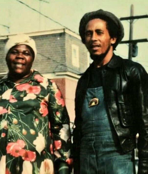 Боб Марли со своей мамой Седеллой. 