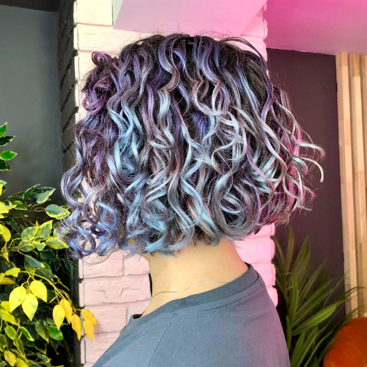 После качественного увлажнения пропал нежелательный пух, завитки блестят и выглядят очерченными