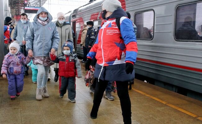 На 17.04.2022 с начала специальной военной операции с Украины в Россию эвакуированы уже 837 157 человек, из которых 154 396 детей. Подробнее: https://eadaily.com/ru/news/2022/04/17/voennosluzhashchie-rossii-soprovodili-za-sutki-bolee-158-tysyachi-bezhencev-s-ukrainy