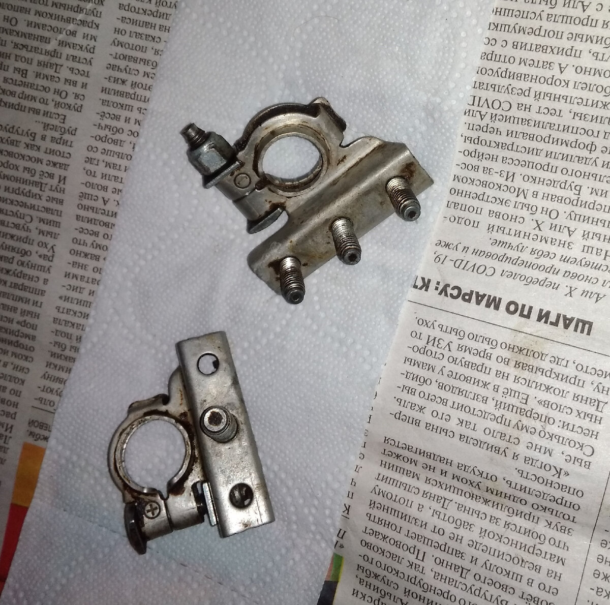 Снять клеммы и очистить просто необходимо.