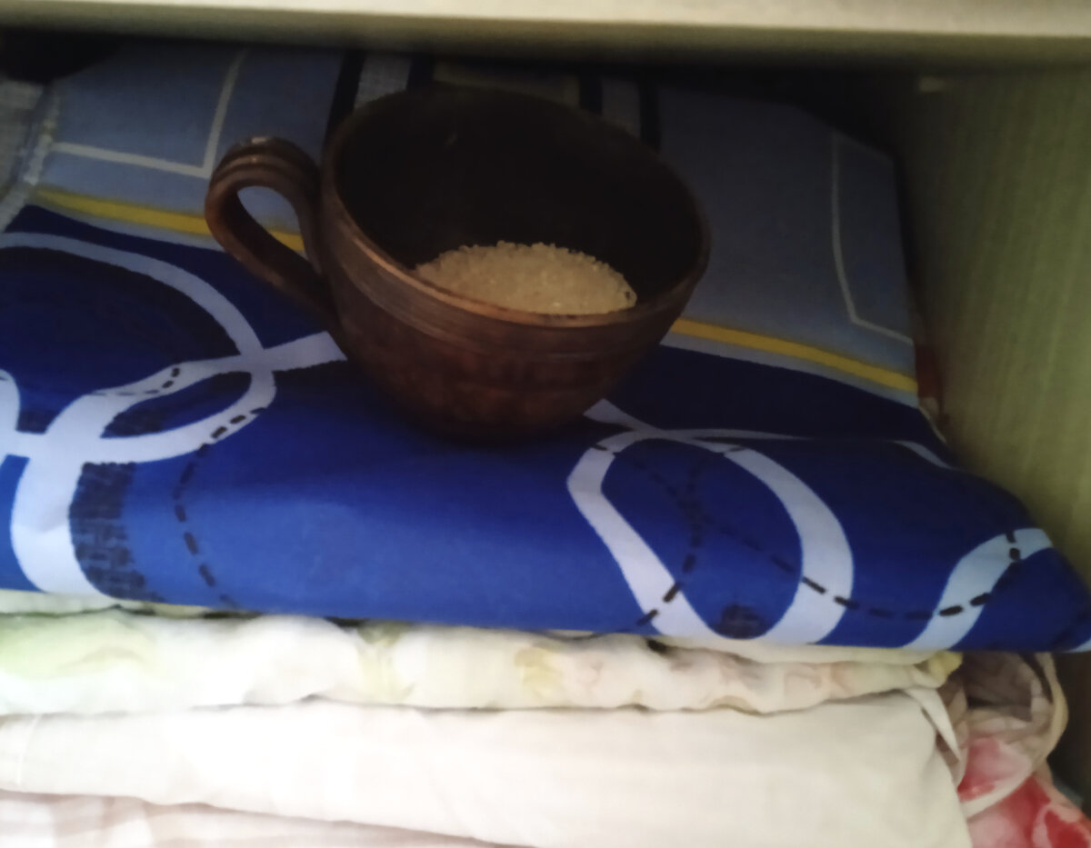 Рис на полке с постельным приносит немало пользы 