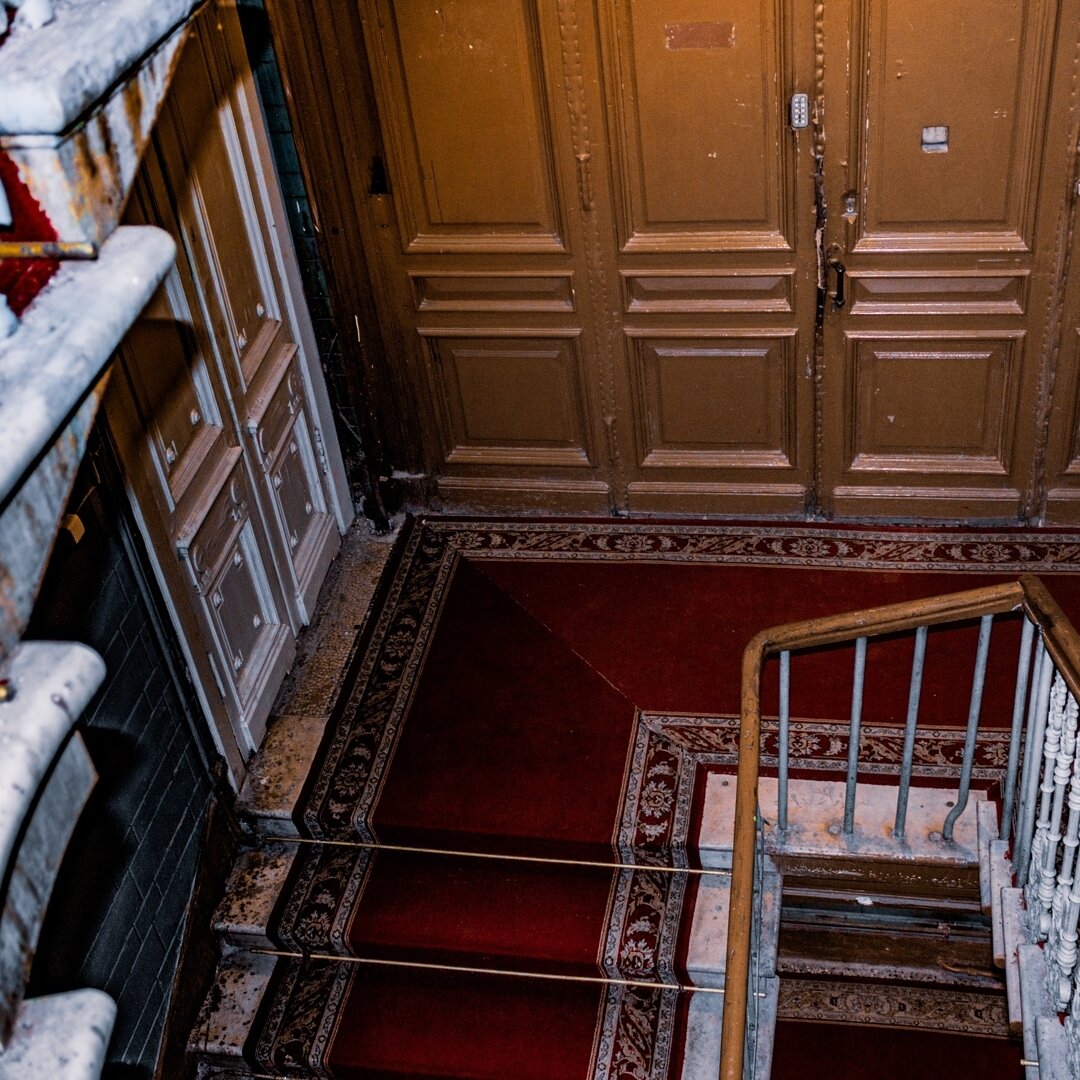 Типичная парадная лестница.