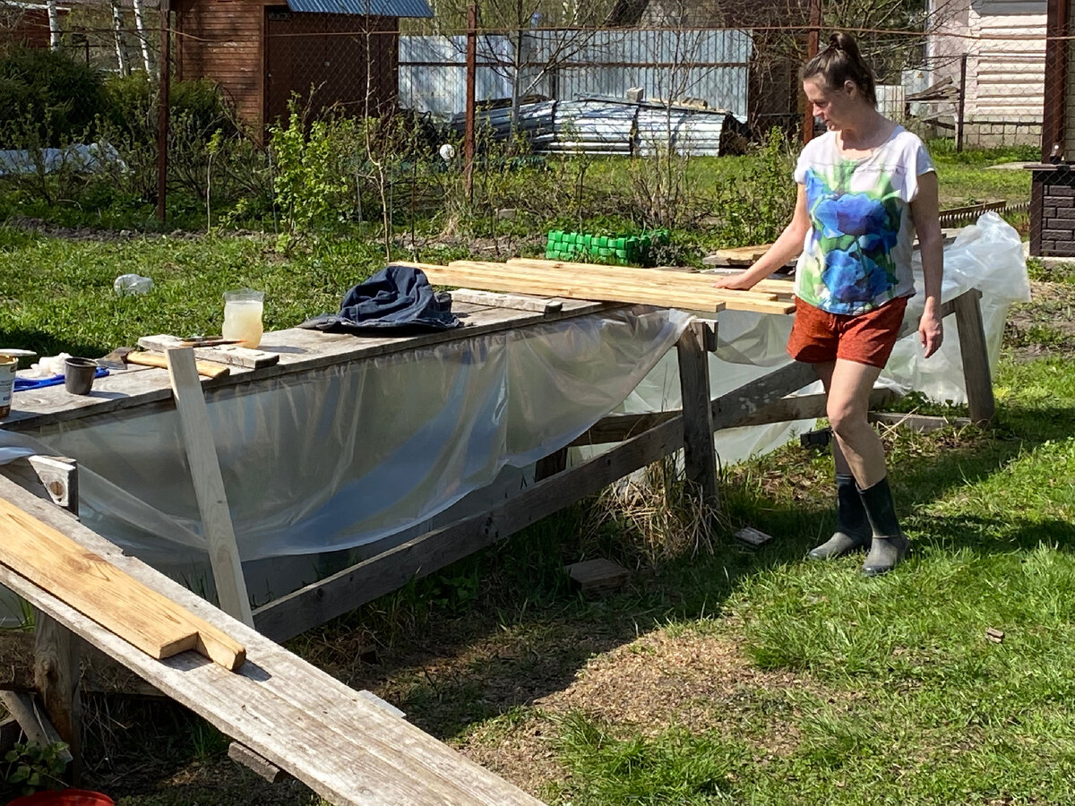 Стоял май 2022, воздух прогрелся до +12, можно раздеваться, дача же))