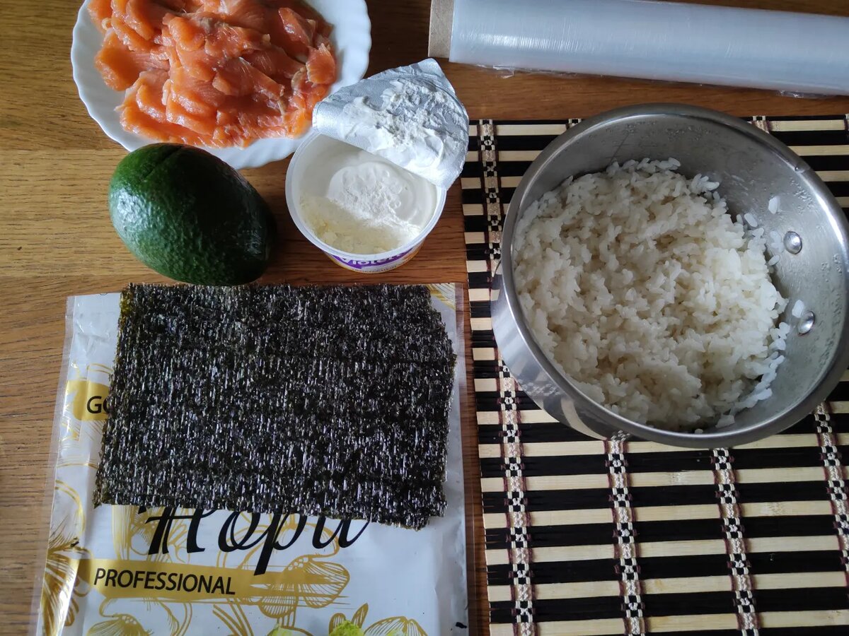 На фото уже готовый рис 🍚 Как сварить рис для суши и роллов, я подробно описала здесь 👇