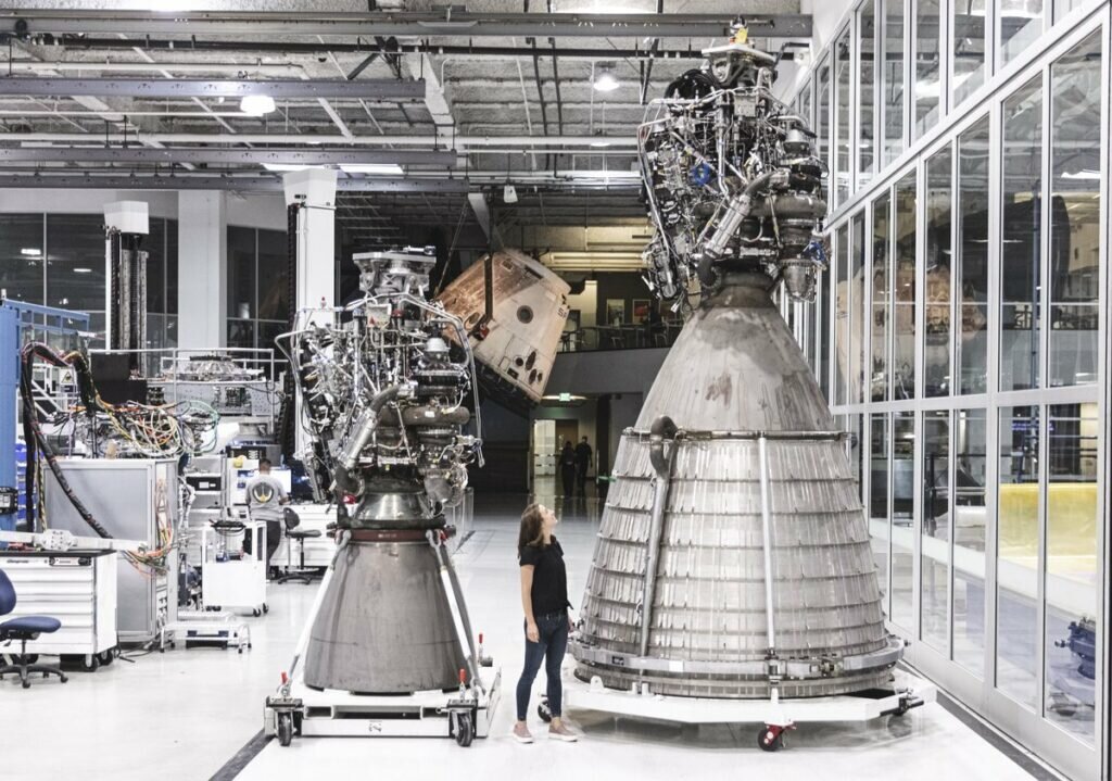    Двигатель SpaceX Raptor первой версии. Слева модификация для полета в плотных слоях атмосферы, справа — вакуумная (с увеличенными критическим сечением и расширением сопла). От второй версии визуально отличается более крупными турбонасосами и обилием трубопроводов. Производство всех двигателей Spacex (Merlin, Draco/Super Draco, Raptor) идет на фабрике SpaceX в Хоторне, Калифорния, затем они проходят полный цикл огневого тестирования в Макгрегоре, и только потом устанавливаются на ракеты или корабли (в составе которых также «прожигаются» несколько раз) / ©SpaceX, NewAtlas