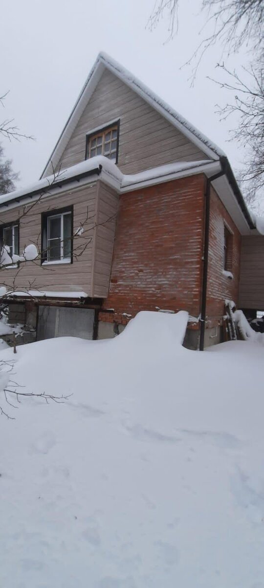 Вот так выглядит домик после описанных работ. Конечно, еще хочется закрыть бетонный фундамент/цоколь и зашить пространство под верандой (сейчас там сложены доски от строительных лесов). Но это уже скорее вопросы внешней декоративности, нежели практической пользы. В этом году мы, скорее всего, больше сосредоточимся на внутренних работах. Фото Наталья панфилова.