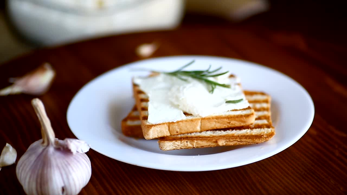 Мягкий творог, приготовлен из кефира.  Фото из canva