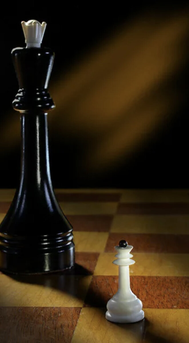 Ферзь на шахматной доске фото