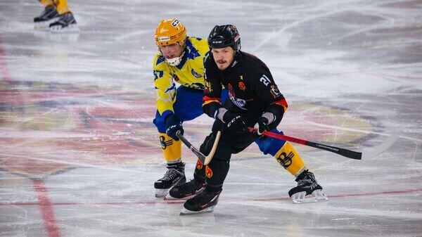    Хоккеист "СКА-Нефтяника" в матче чемпионата России по бенди© официальная страница ХК "СКА-Нефтяник" ВКонтакте