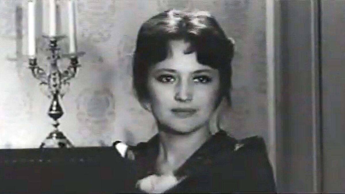 Кадр из фильма "Угол падения". Ирина Владимировна (Ариадна Шенгелая).