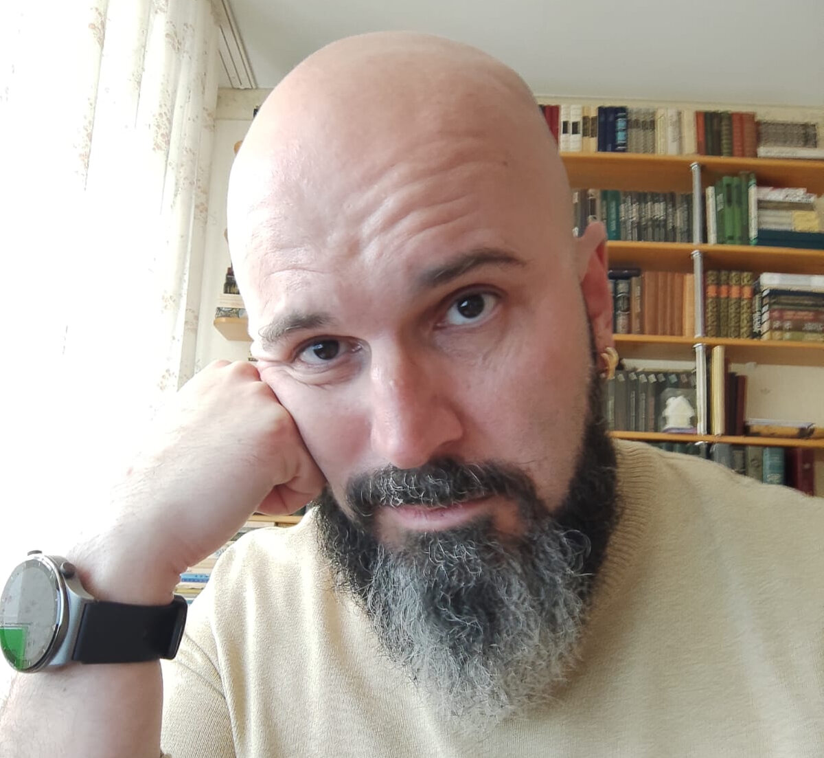 Утомленный препирательствами автор канала "Юрист-юморист". Селфи.