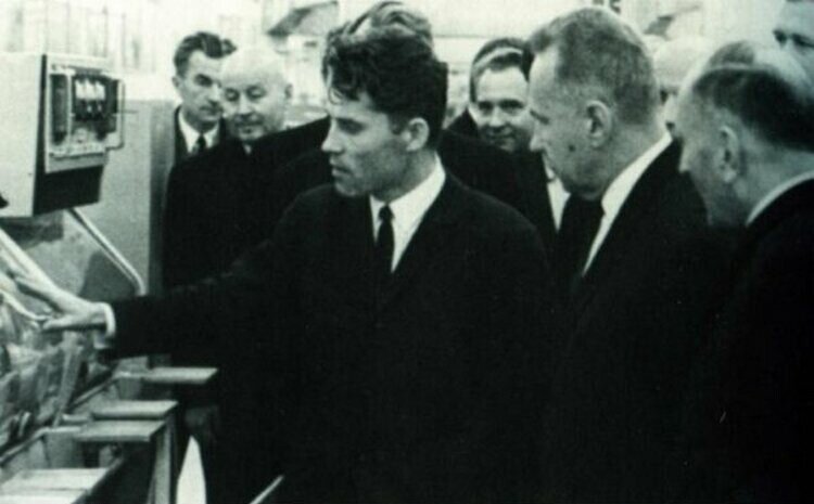 К.А.Валиев дает пояснения Председателю Совета министров СССР А.П Косыгину и Министру электронной промышленности А.И.Шокину / Источник: kpfu.ru