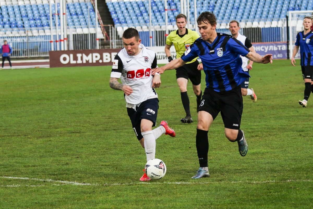 Владислав Сиротов старался огорчить "Шинник", за который выступал в 2015-2017 гг. ФОТО: ФК "Ленинградец" 