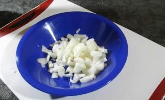 Мелко нарезать лук