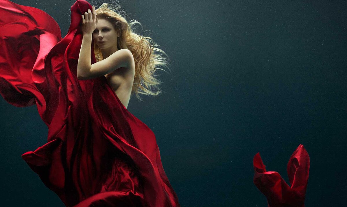    Красивое фото женщины в воде с красной тканью. Фото: jessicafillol.es