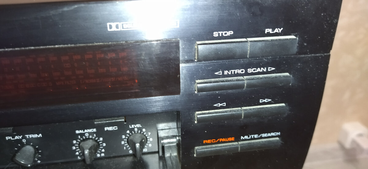 Кнопки управления. Регуляторы и управление шумоподавлением находятся под крышкой (на фото открыта) 