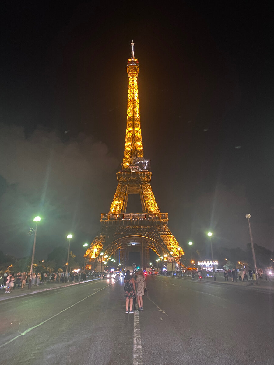 Лучший ракурс на Эйфелеву башню - с разделительной полосы дороги