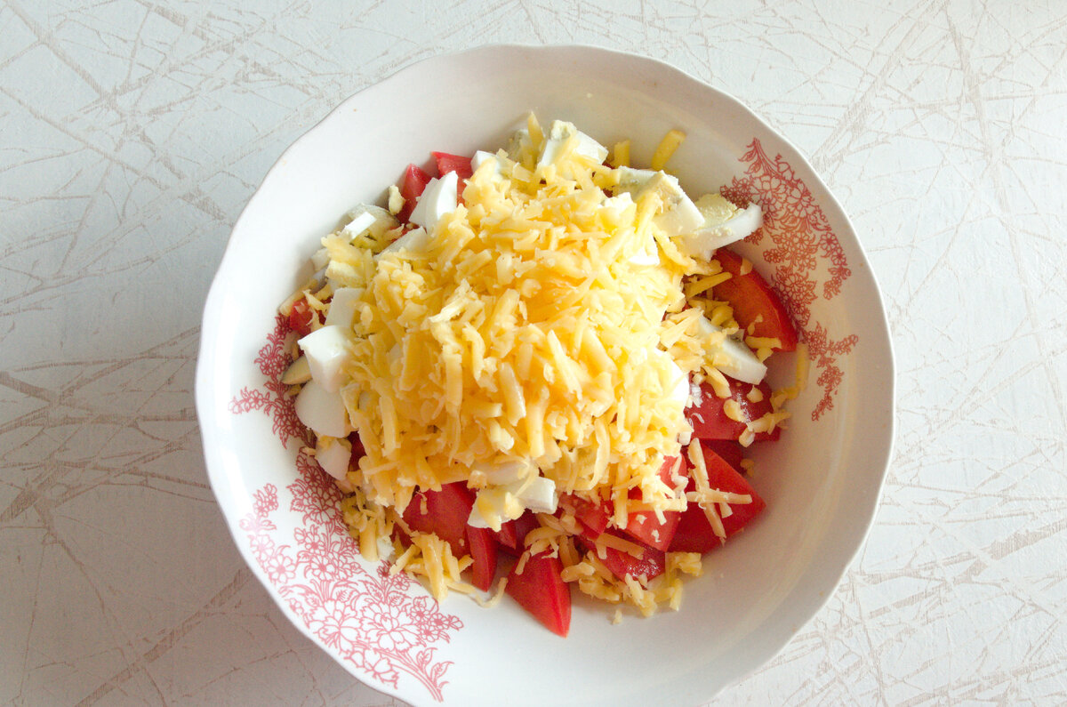 Салат с яйцами, помидорами и сыром