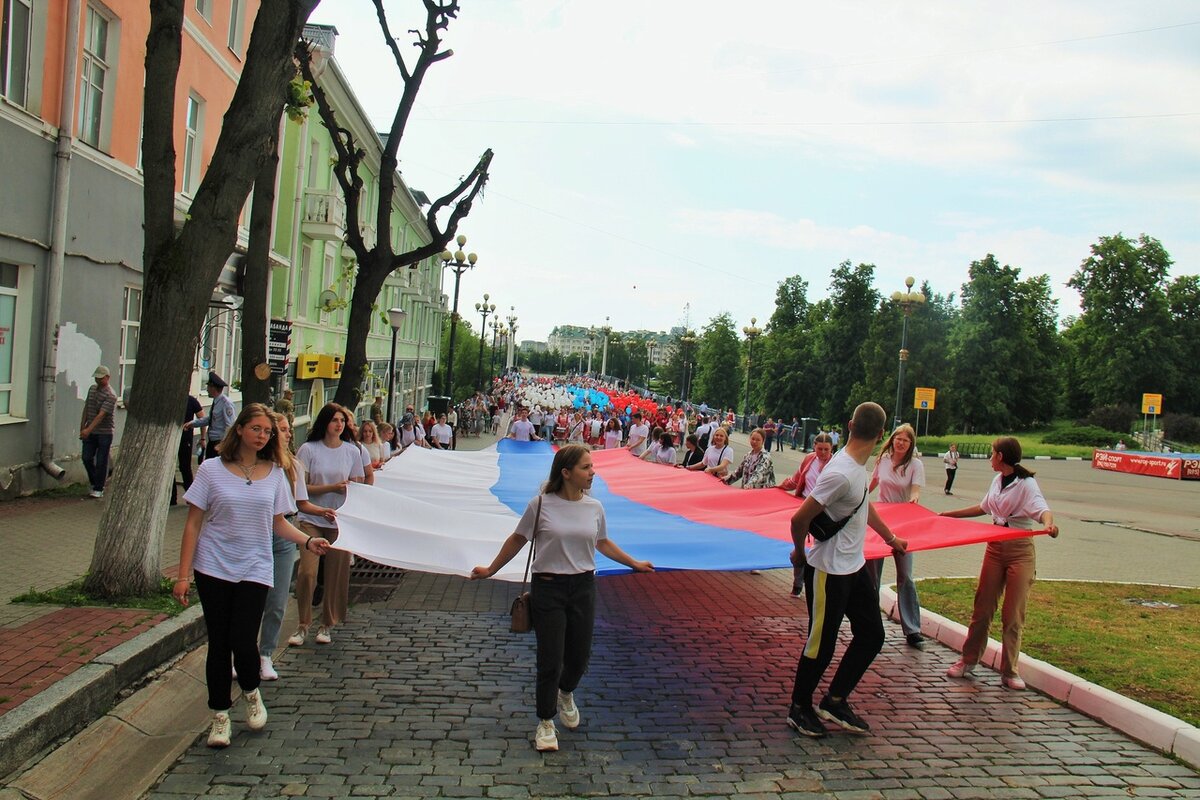 Малиновое орловская область. Флажки на день России на улицах. День государственного флага Российской Федерации. Площадь Ленина Орел. День России Орловская область.